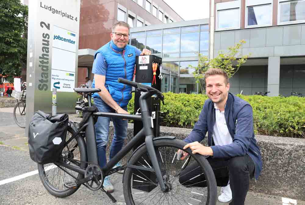 Sven Kentrup (Haus der Nachhaltigkeit) und Max Stewen (Fahrradbüro) an der neuen Radservicestation am Ludgeriplatz