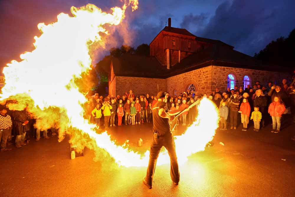Besucher bei einer Feuershow