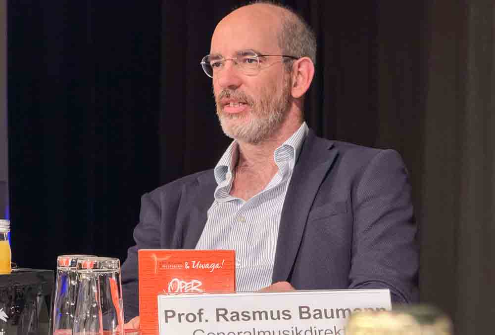 Generalmusikdirektor Rasmus Baumann bei der Pressekonferenz