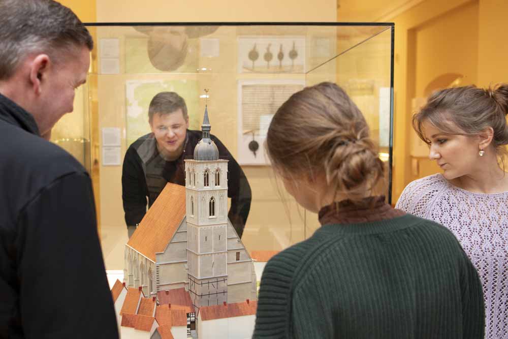 Menschen am Modell der Lambertikirche
