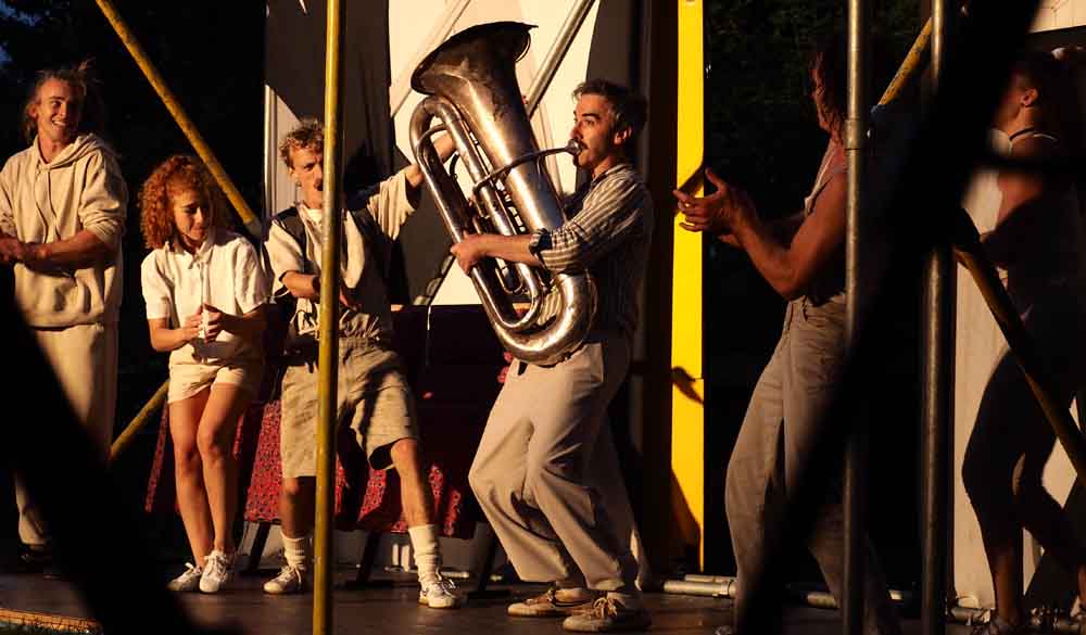 Gruppe „A Movement of Humans" bei einem Auftritt
