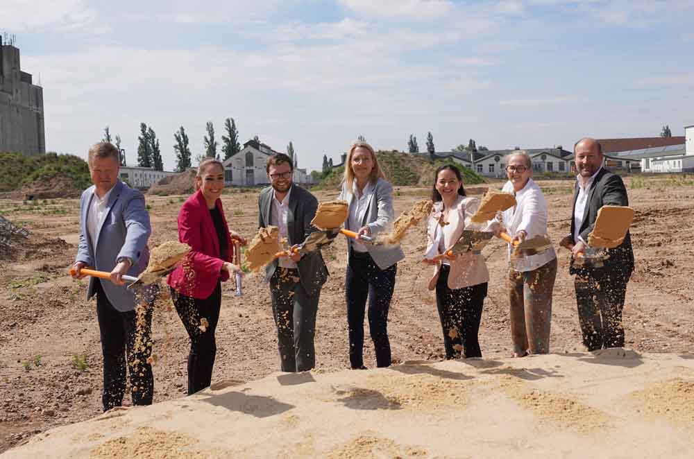 BUWOG Geschäftsführer Jens Günther, Stadträtin Isabelle Hemsley, Bürgermeister Dr. Maximilien Bieri, Vonovia-CDO Katja Wünschel, Jessica Hesse-Kadlec (BUWOG Leitung Development Region West), Anja Batke (Leitung Stadtplanungsamt Hanau) und BUWOG Geschäftsführer Udo Sauter beim Spatenstich