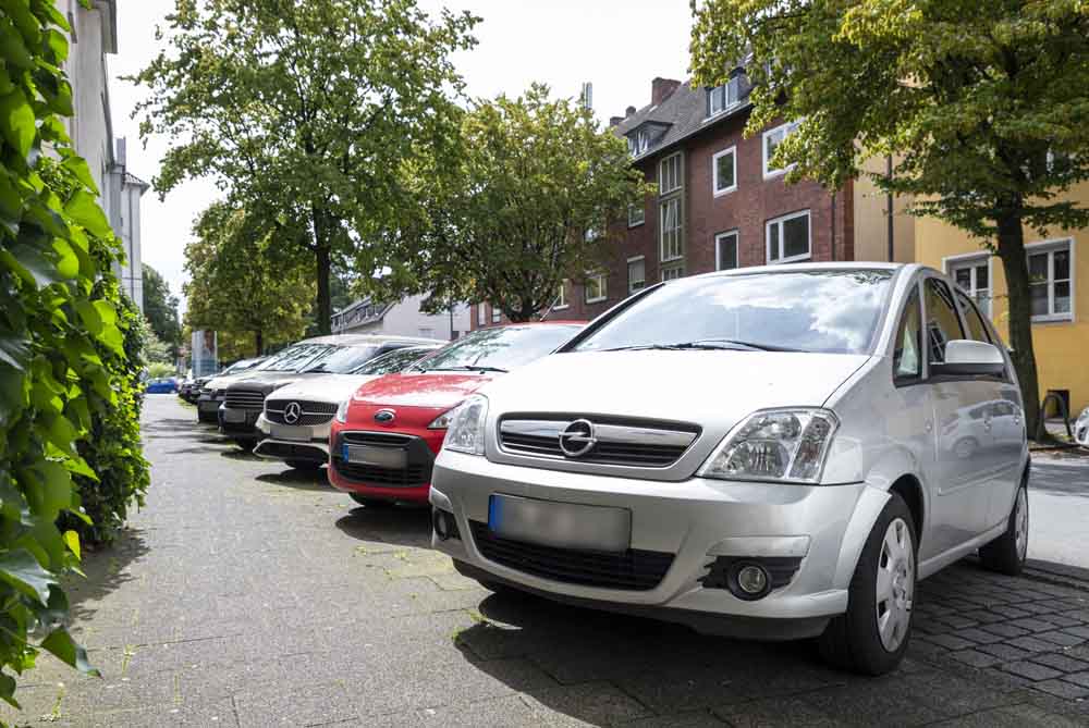 Schräg parkende Fahrzeuge auf der Kanalstraße
