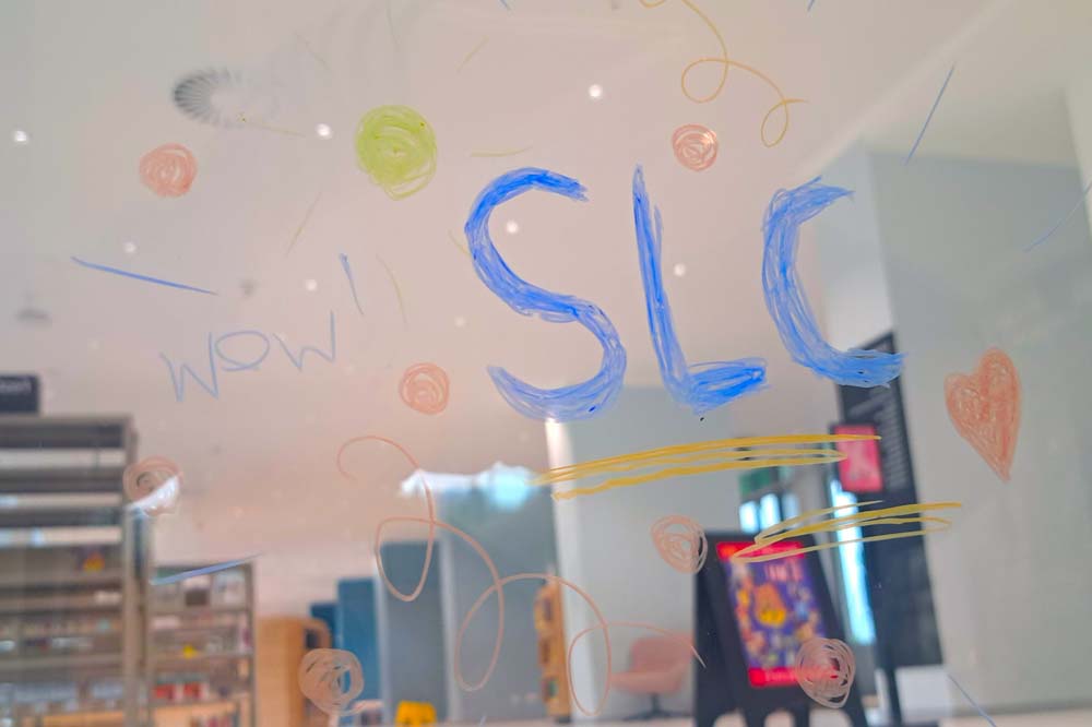 Schriftzug SLC auf einer Scheibe der Bibliothek