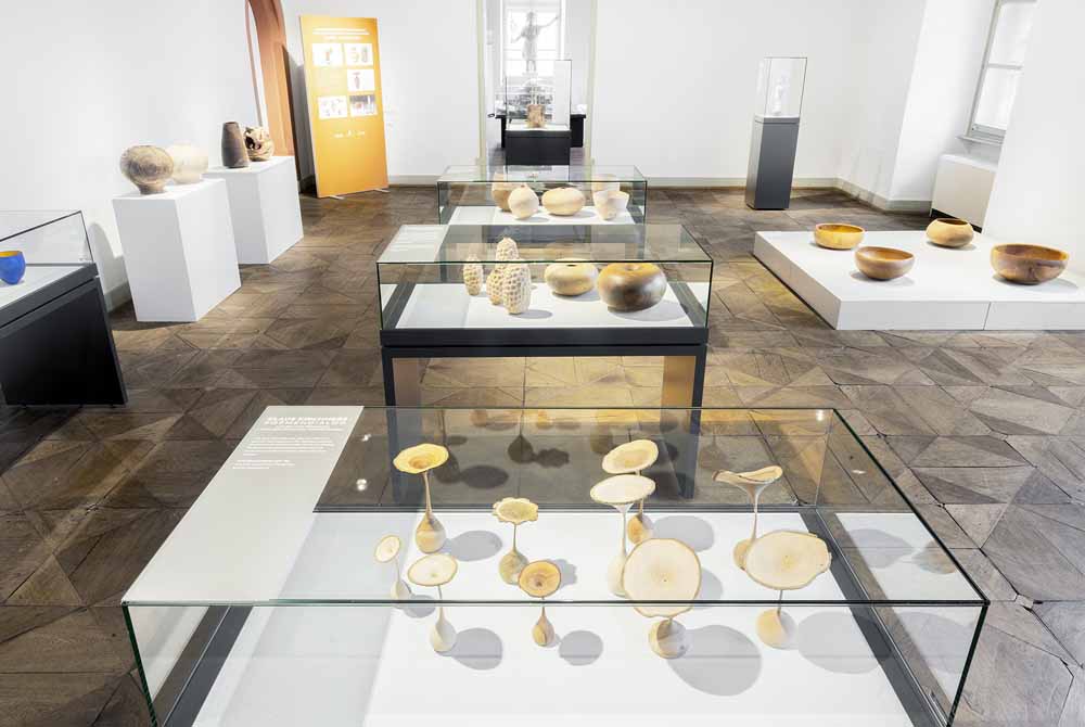 Eindrücke der Ausstellung „Klaus Kirchners FORMENDIALOG. Holzkunst begegnet archäologischen Fundstücken" im Museum Schloss Steinheim