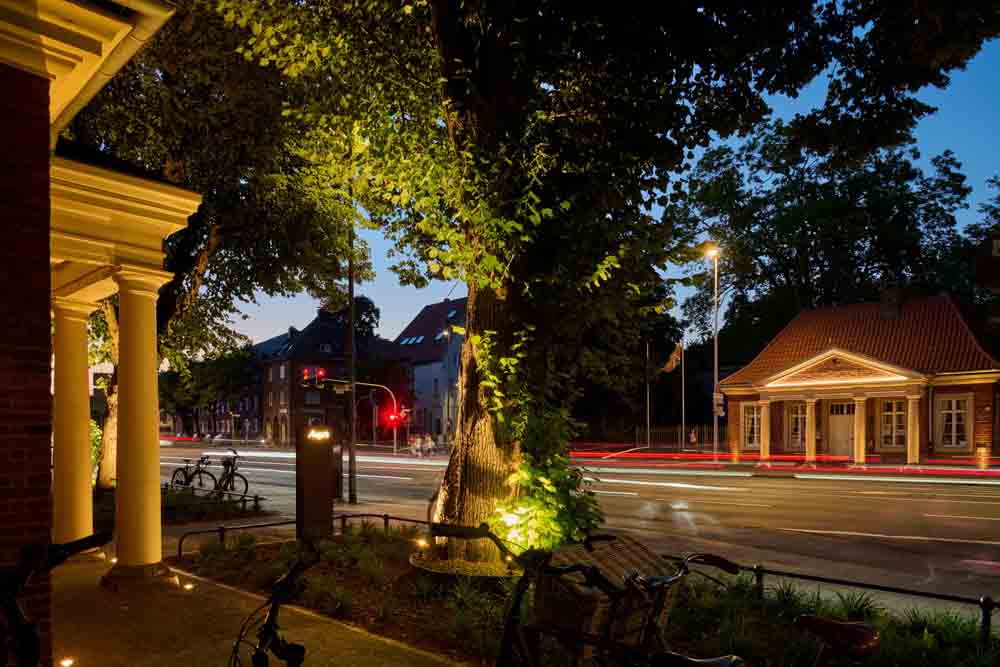 Beleuchtete Torhäuser am Abend