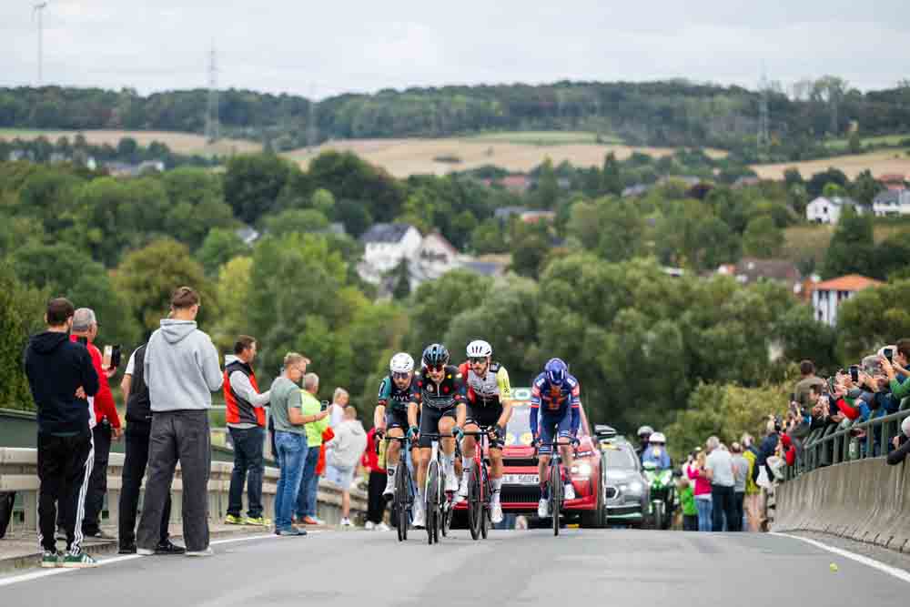 Radfahrer und Publikum bei der Sauerland Rundfahrt