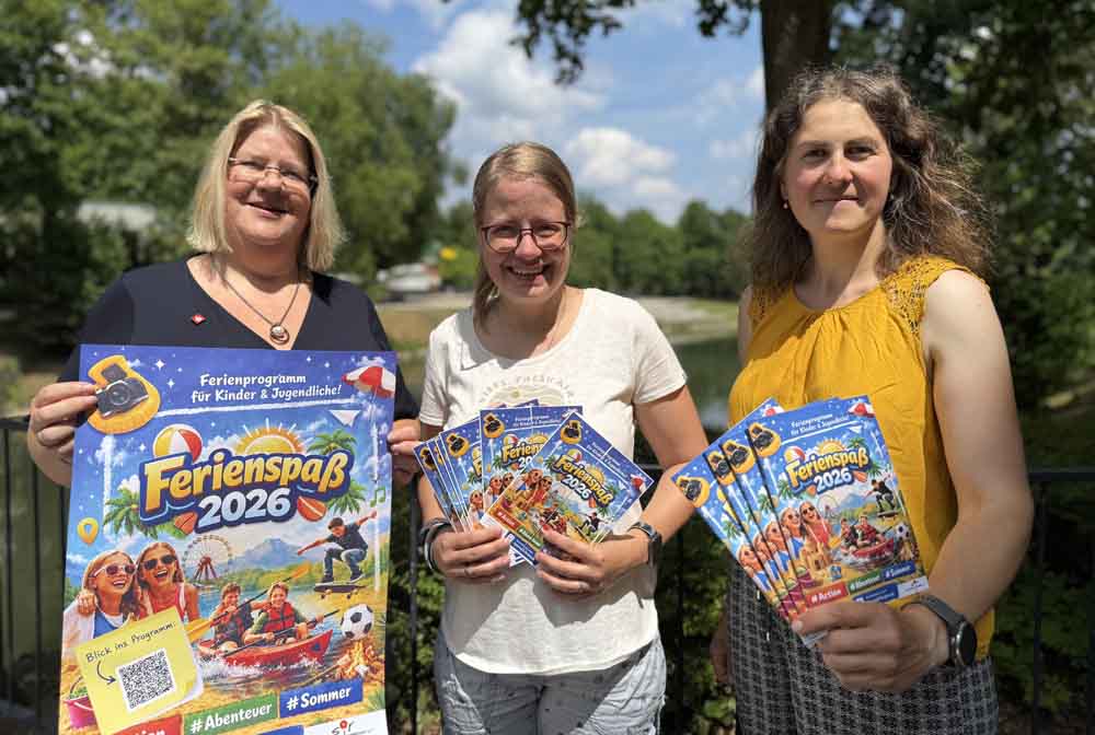 Birgit Sommer (Sparkasse Hellweg-Lippe), Iris Loick (Stadtjugendring) und Elisa Stellmacher (Stadt Lippstadt) mit Plakat und Flyern