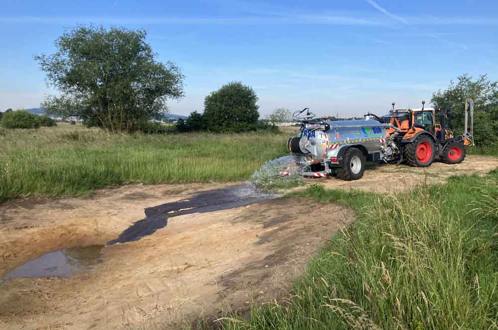 Kurz vor der Austrocknung der Kaulquappen wurde ausreichend Wasser von der Abteilung Grünanlagen von Bamberg Service geliefert