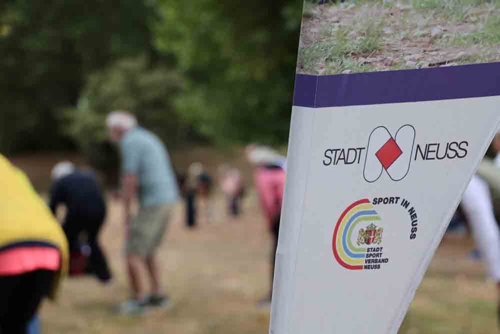 Banner „Sport im Park" mit Sporttreibenden im Hintergrund