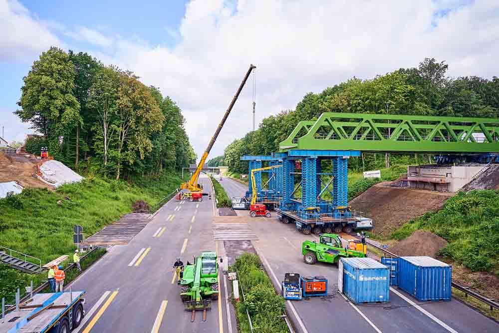 Brueckeneinschub über die A 43