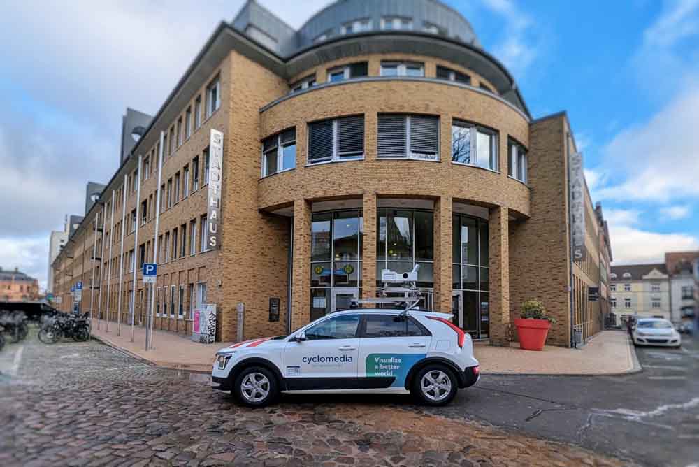 Aufnahmefahrzeug vor dem Stadthaus