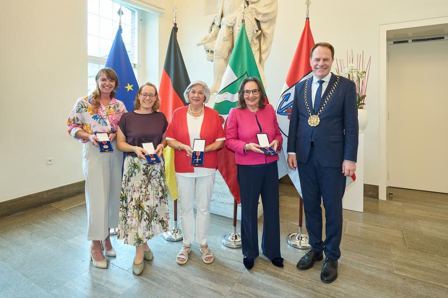 Oberbürgermeister Dr. Stephan Keller mit den Ausgezeichneten Suzanne Oetker-von Franquet, Gertrud Kobarg, Eva Schwientek und Simone Eßer