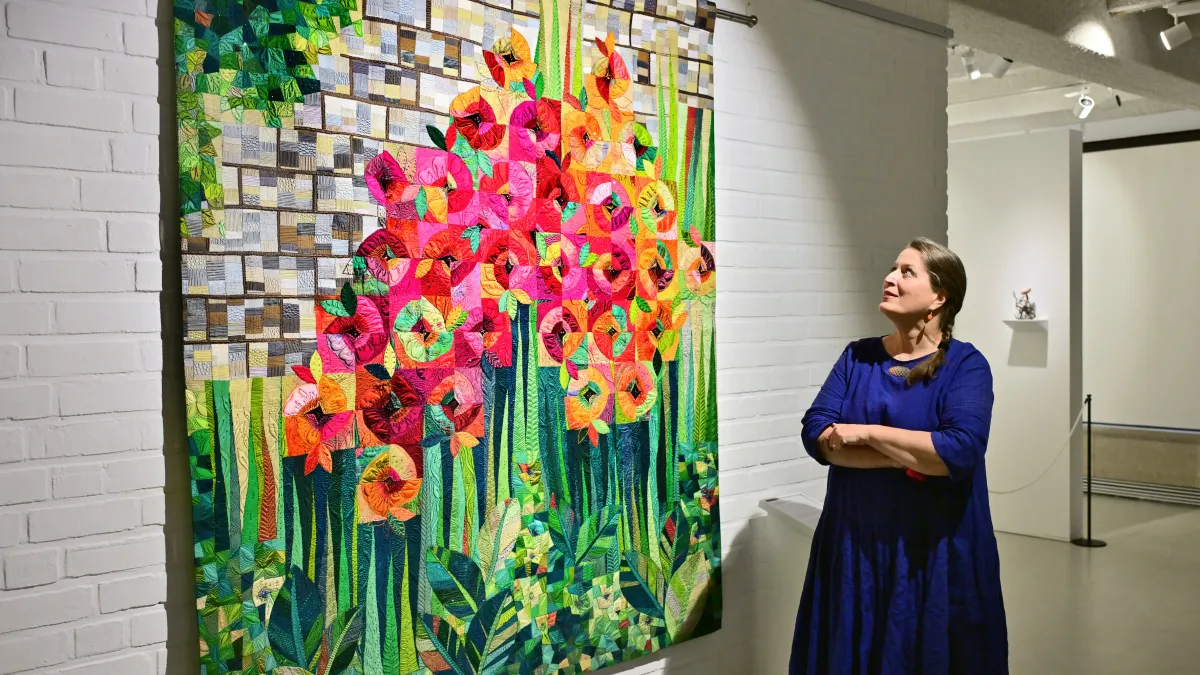 Museumsleiterin Dr. Annette Schieck vor einer Arbeit von Claudia Pfeil