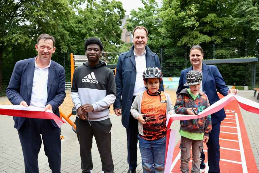 Eröffnung der "Urban-Sport-Arena" im Stadtteil Hassels mit OB Dr. Keller, Stadtdirektor Burkhard Hintzsche, Bezirksbürgermeisterin Melina Schwanke und weiteren Jugendlichen