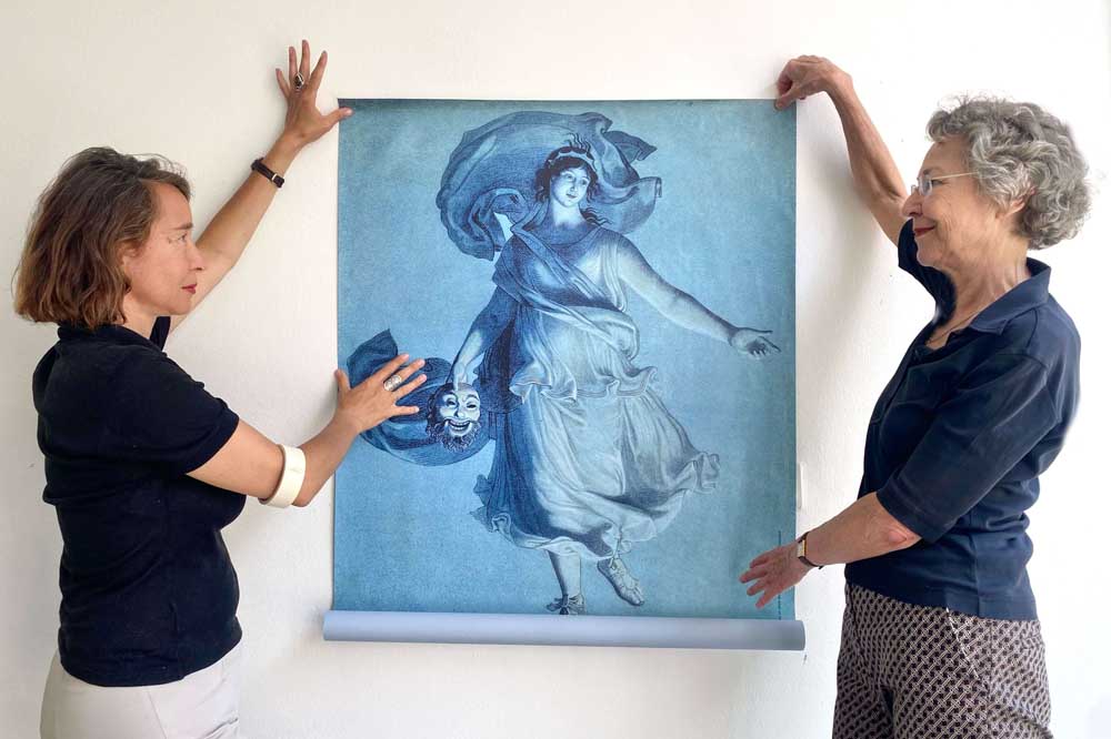 Inge Sauer (rechts) und Kuratorin Eva Sauer mit Schadow-Zeichnung (Muse des Theaters, 1826)
