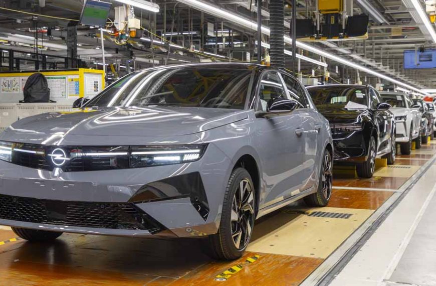 Astra-Modelle auf einer Produktionsstraße