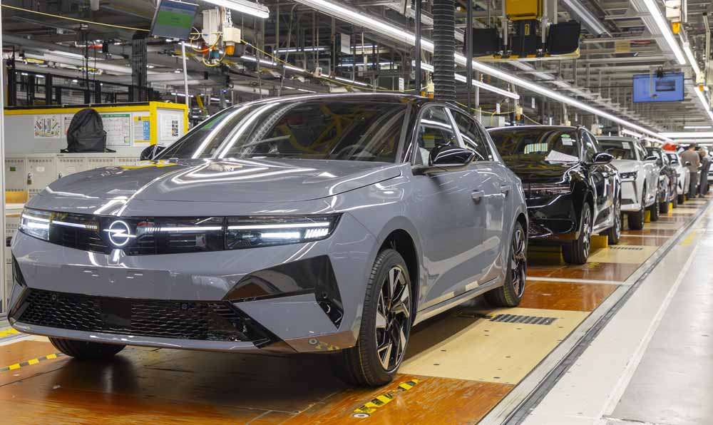 Astra-Modelle auf einer Produktionsstraße