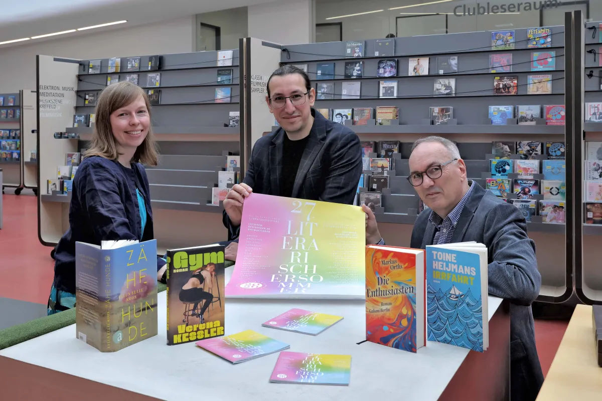 Marlene Jäger vom Niederrheinischen Literaturhaus, Mediotheksleiter Simon Hoffmann, und Literaturhausleiter, Dr. Thomas Hoeps