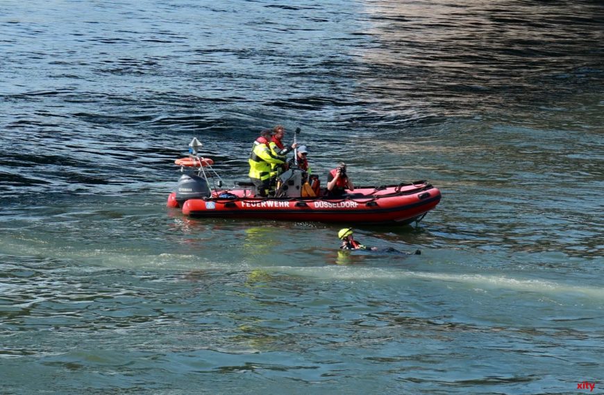 Strömungsretter der Feuerwehr Düsseldorf warnen vor Schwimmen im Rhein