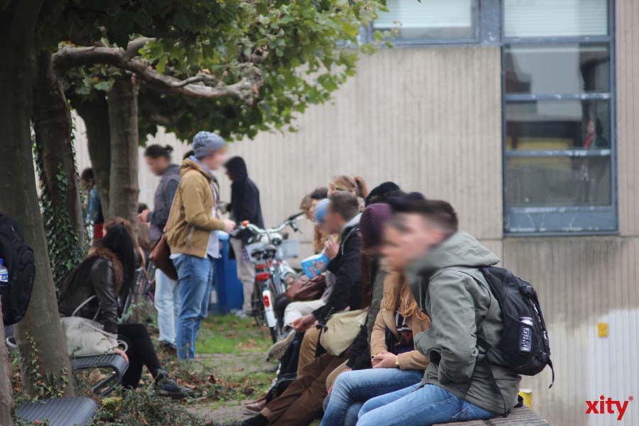Studenten sitzen im Freien