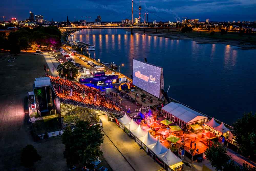 Luftbild des alltours Kino am Abend