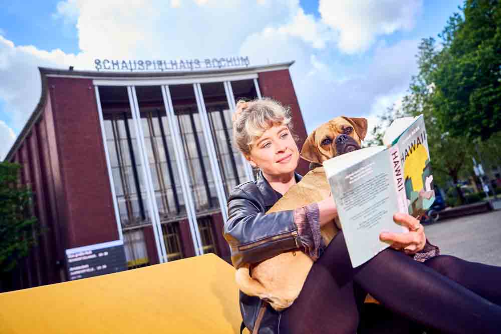 Jenny Christoph aus dem Kulturbüro der Stadt Bochum mit ihrem Hund Elmo vor dem Schauspielhaus Bochum
