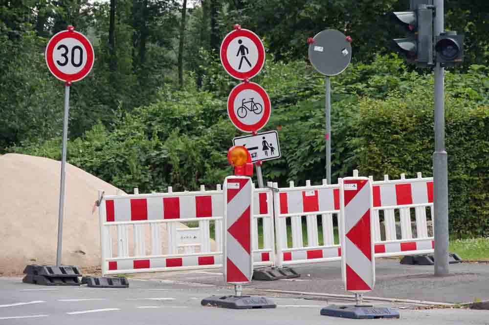Baustellenschilder und Absperrung