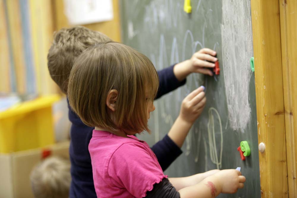 Kinder malen mit Kreise auf Tafel