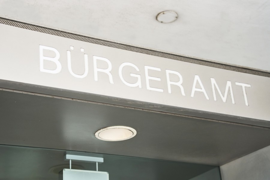 Schild über dem Eingang des Bürgeramtes
