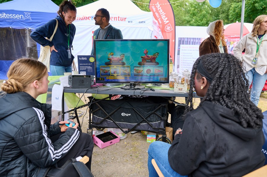 Teilnehmerinnen an einem Stand beim A! Festival