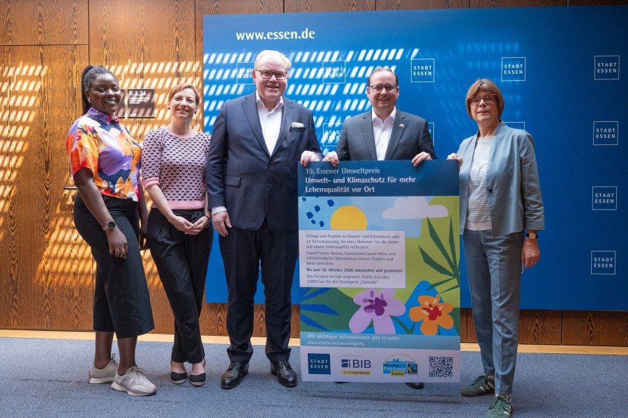 Simone Raskob, Geschäftsbereichsvorständin für Umwelt, Verkehr und Sport, Oberbürgermeister Thomas Kufen, Dr. Peter Güllmann, Vorstandssprecher der BIB, Julia Dingendahl und Melanie Bayo, beide vom Umweltamt der Stadt Essen