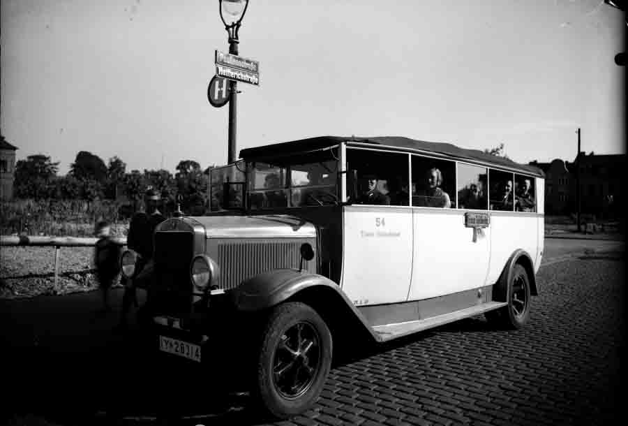 Eröffnung der Linie 17 am 8. September 1933; im Hintergrund ein Straßenschild mit der Aufschrift "Helfferichstraße"