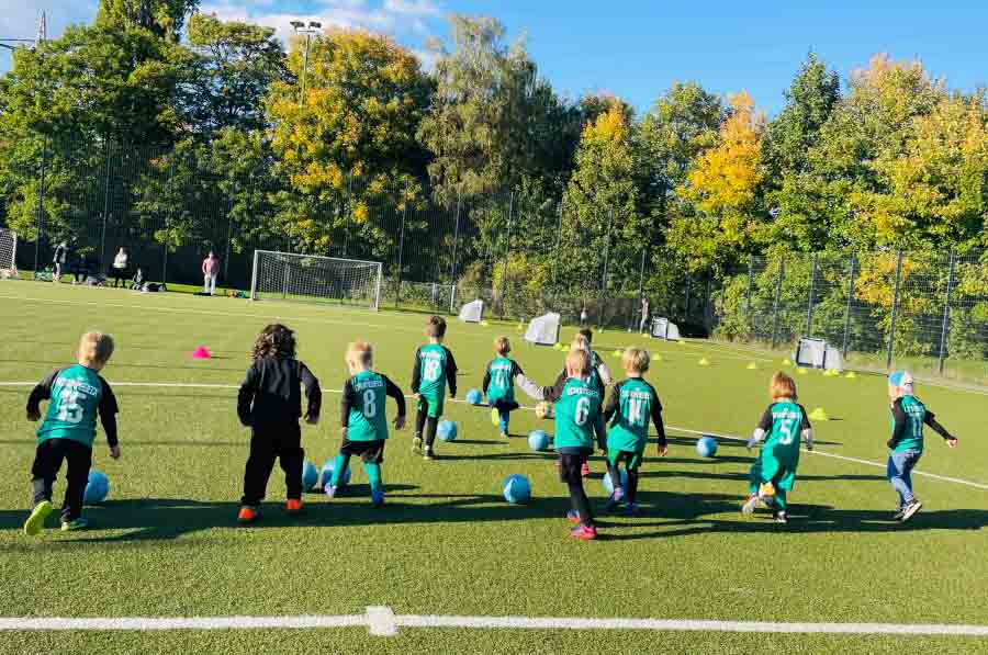Kinder beim Fußballspielen