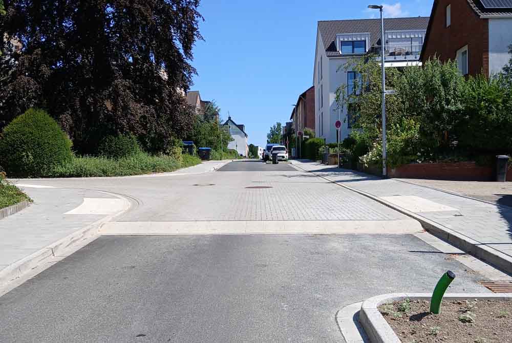 Blick auf die erneuerten Straßen Am Strasserfeld und Akazienstraße in Unterbach