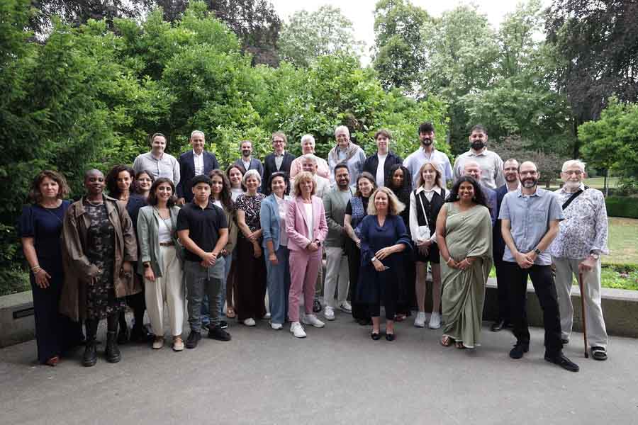 Miriam Koch, Beigeordnete für Kultur, Integration und Gesundheit, (Mitte links) mit den Ausgezeichneten und Vertretern des Lions Club Düsseldorf Carlstadt