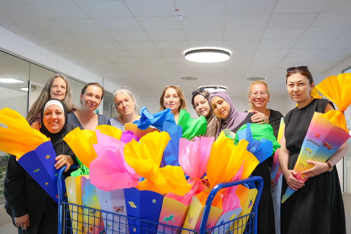 Nicole Gangolf und Milena Breckheimer vom Kommunalen Integrationszentrum mit Elternbegleiterinnen der "Rucksack"- und "Griffbereit"-Projekte