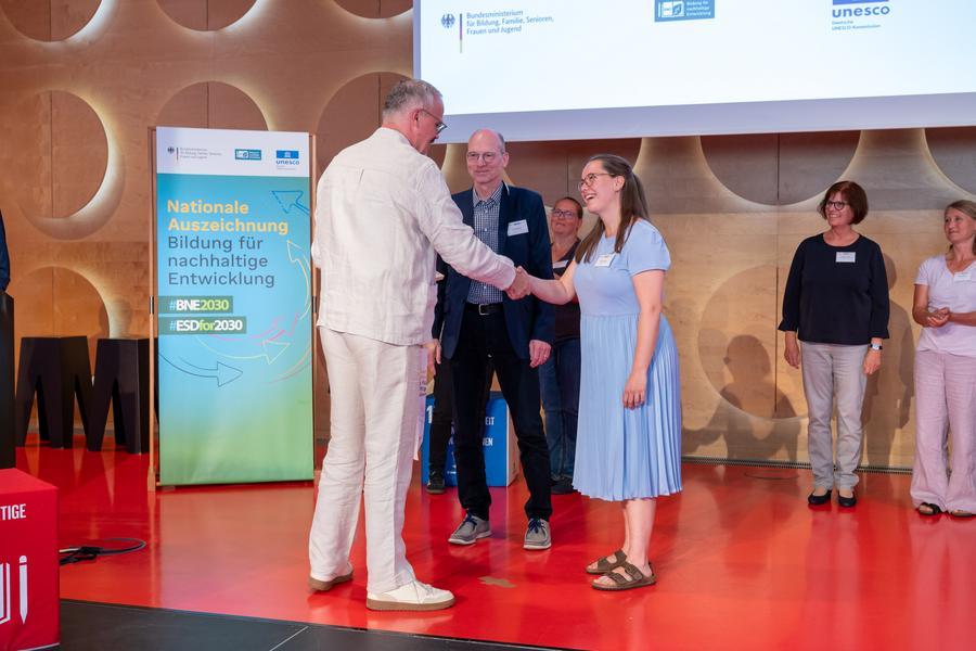 Dr. Elmar Finke und Melina Lohkamp bei der Übergabe der Auszeichnung