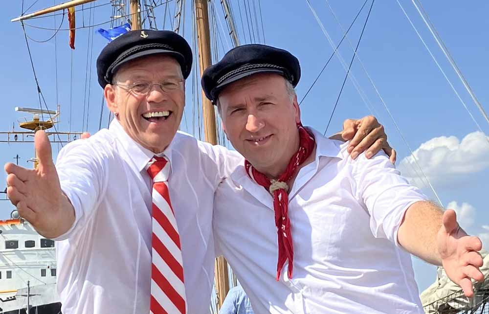 Lui & Fiete mit Schiff im Hintergrund