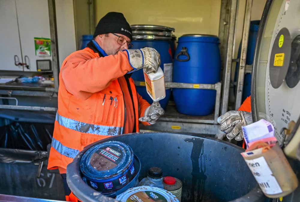 Mitarbeiter trennt Sondermüll