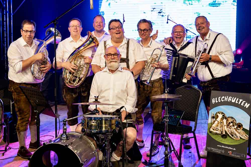 Die Blechbulten an ihren Instrumenten