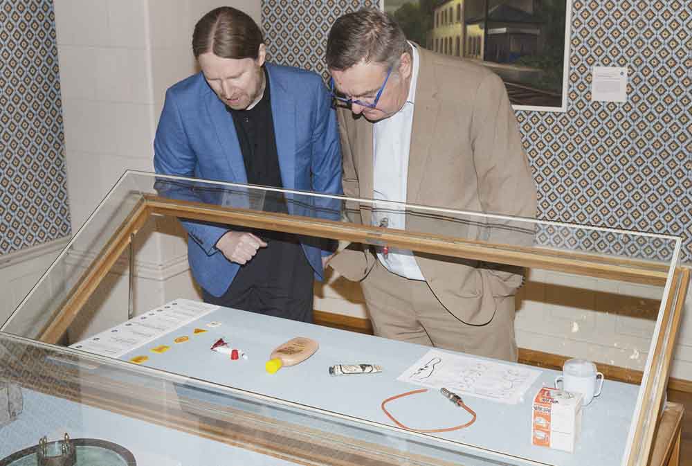 Oberbürgermeister Claus Kaminsky (rechts) beim Rundgang durch die Sonderausstellung „Banal, bizarr, brillant" mit Museumsleiter Dr. Markus Häfner