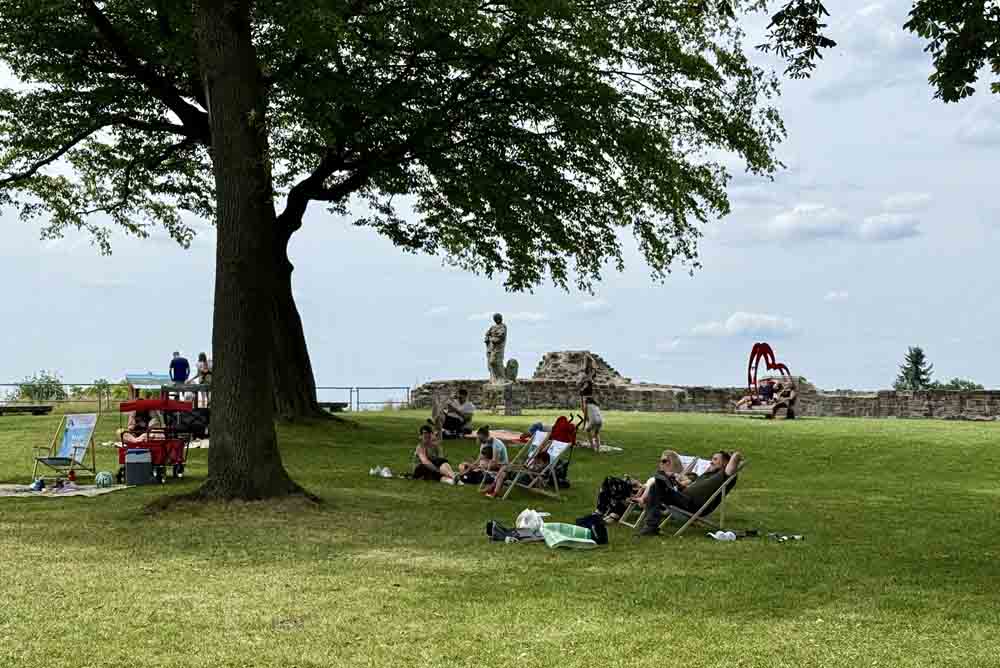 Menschen beim Picknick auf dem Schlossberg