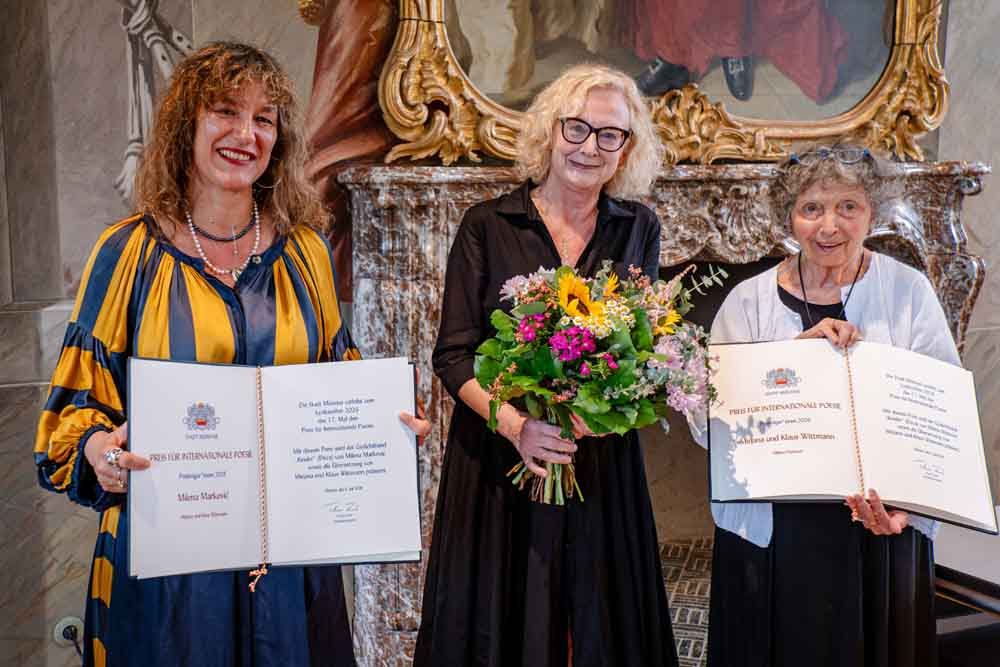 Dichterin Milena Marković (l.) und Übersetzerin Mirjana Wittmann (r.) mit Bürgermeisterin Maria Winkel bei der Verleihung