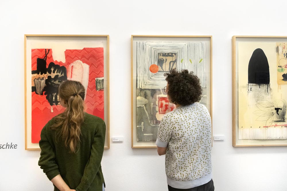 Menschen in der Ausstellung „Grafik im Dialog"