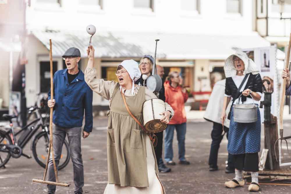 Darsteller spielen historische Szene nach