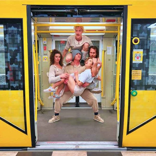Straßentheater „Now Departing“ auf dem Hertener Marktplatz