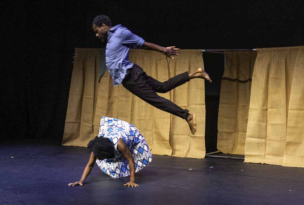 Produktion „Be-Longing" des Cactus Junges Theater mit Gifty Wiafe und Emmanuel Edoror