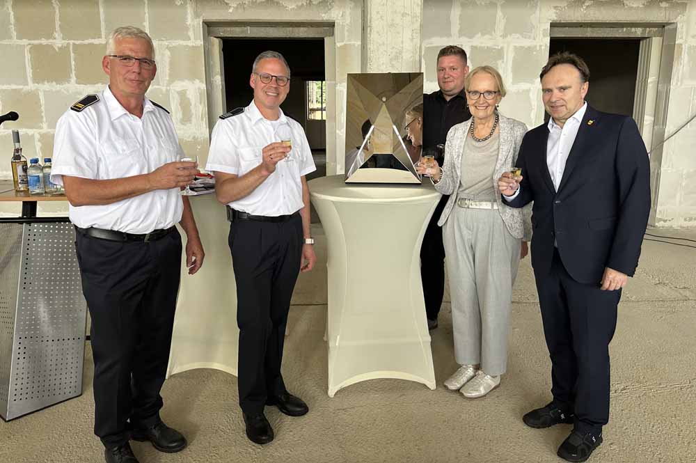 Der ehemalige Leiter der Feuer- und Rettungswache sowie der Freiwilligen Feuerwehr Borken Stefan Döking, dessen Nachfolger Kai Sobbe, Bürgermeisterin Mechtild Schulze Hessing und Landrat Dr. Kai Zwicker