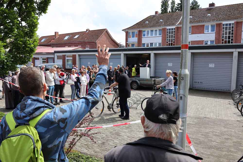 Menschen bei einer Versteigerung